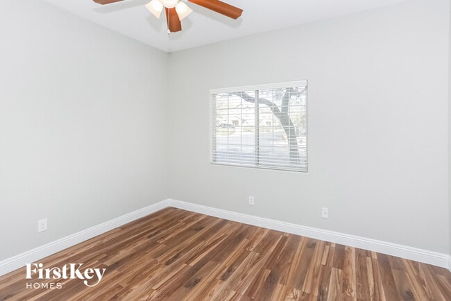 Foto del edificio - 9193 Wild Briar Ln