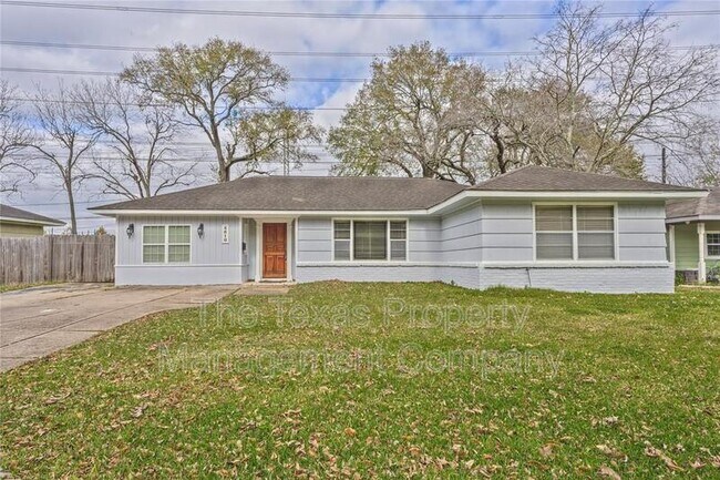 Building Photo - 4810 Saxon St