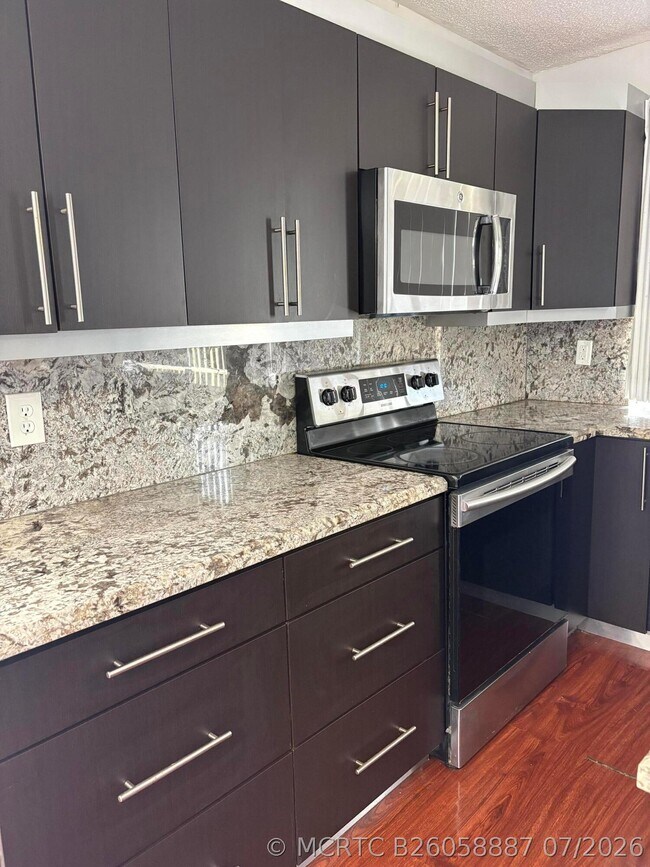 Foto del edificio - 610 NW 214th St