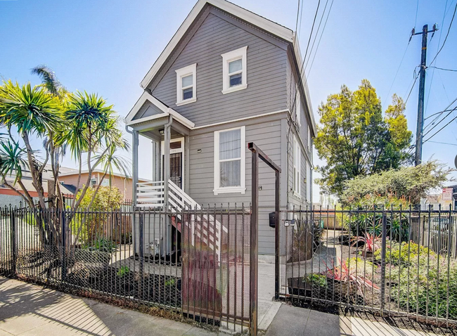 Building Photo - Renovated Victorian 4bed/2.5bath home!!