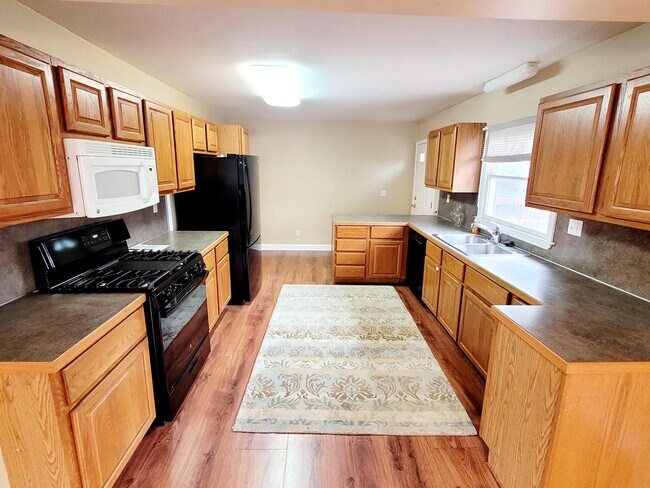 Foto del edificio - 6187 Blythefield Ave NE