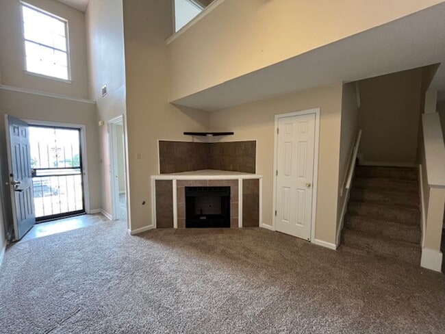 Building Photo - Renovated 3 Bedroom 3 Bath Townhome for Rent!