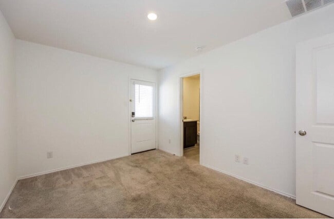 Foto del edificio - 1301 Clear Creek Dr