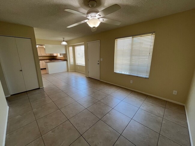 Building Photo - South Tempe Townhome - Private Backyard an...