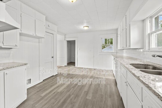 Building Photo - 1736 Mountain Dr