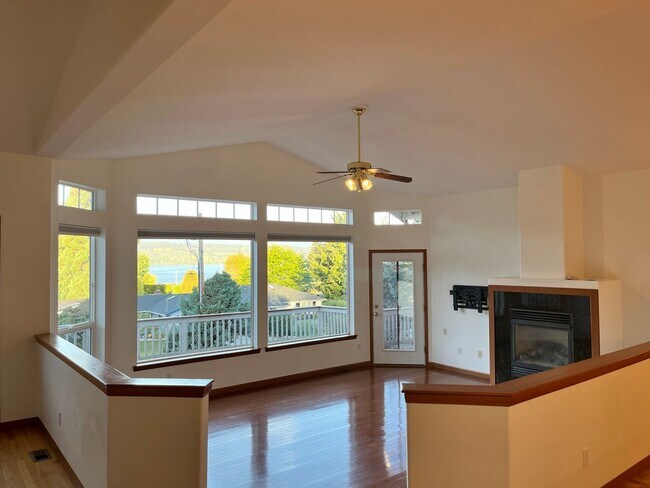 Building Photo - View Home in Poulsbo