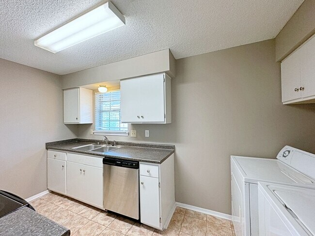 Foto del edificio - 2 Bedroom Upstairs Condo off Jefferson Hwy