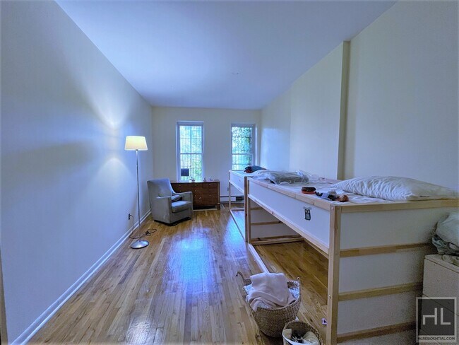 Building Photo - Lofty Duplex 2 bedroom/1 Bathroom apt with...