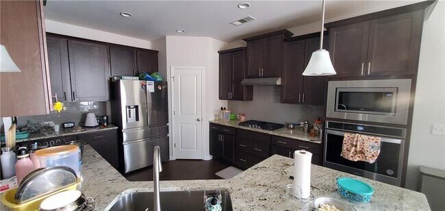 Foto del edificio - 4710 Falls River Dr