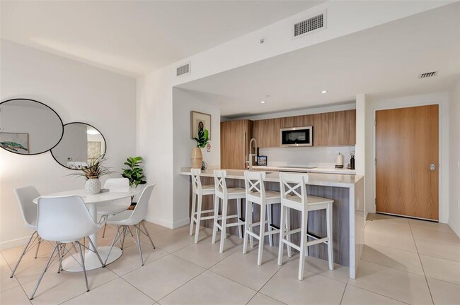Foto del edificio - 401 N Birch Rd