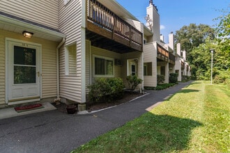 Building Photo - 8 Rose Ln