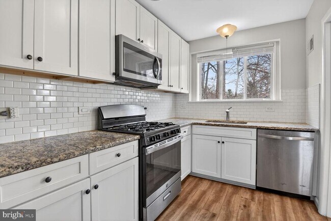 Foto del edificio - 10423 Montrose Ave