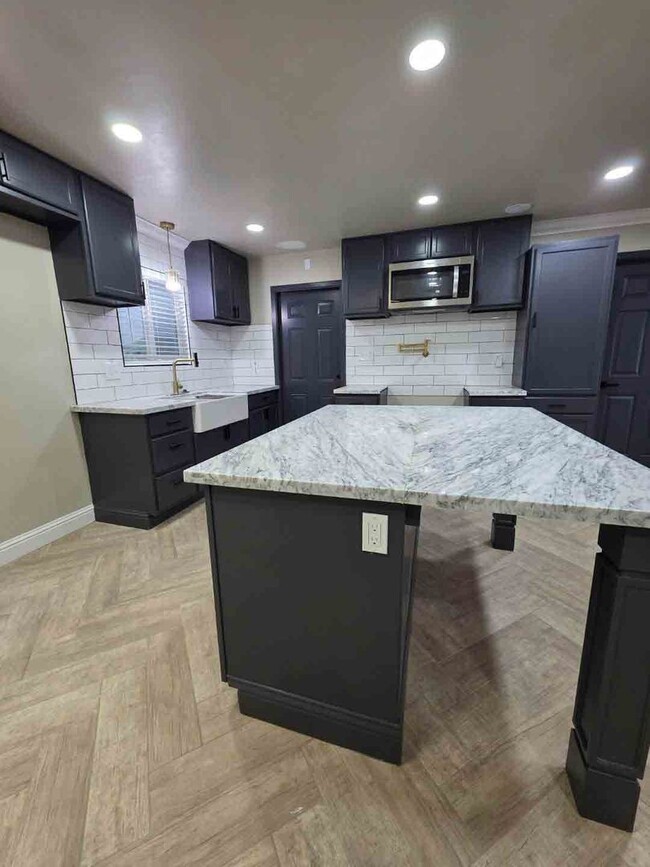 Building Photo - Fully Upgraded 2 Bed 1 Bath