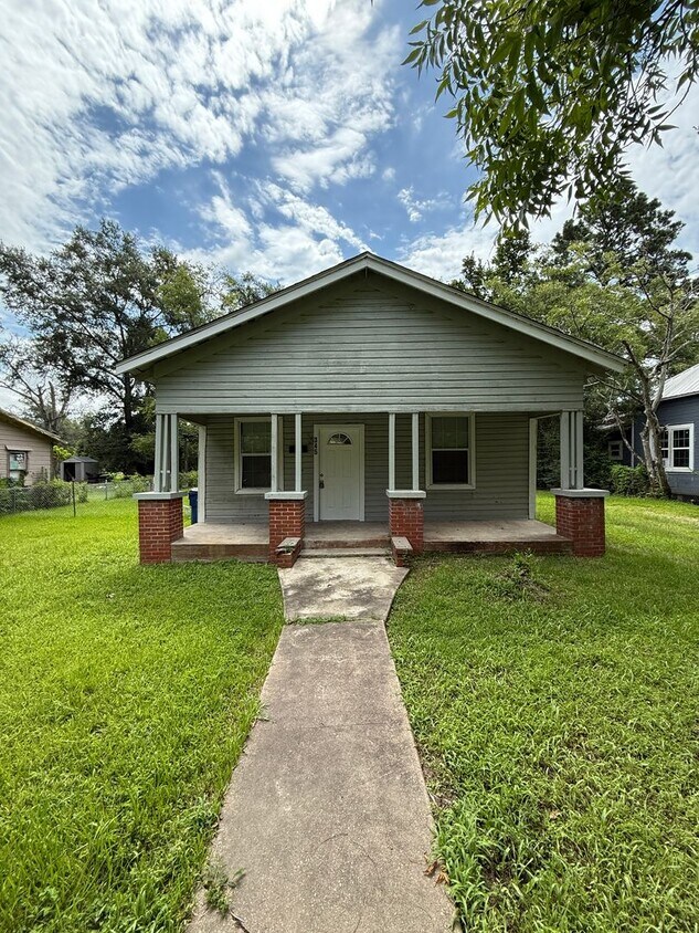 Foto principal - Renovated home in Silsbee! Available NOW -...
