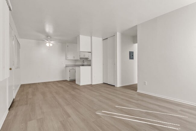 Foto del edificio - This is a large 2-bdr in a convenient, Freshly painted, updated kitchen counter tops and cabinets
