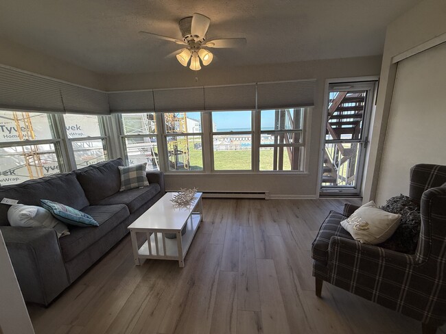 Foto del edificio - 206 W Lakeshore Dr