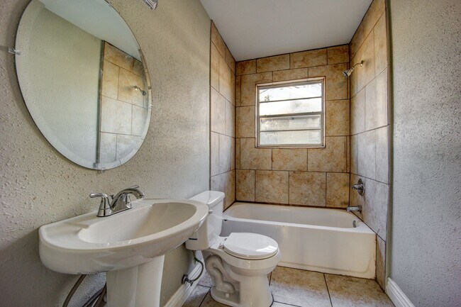 Building Photo - Freshly Updated House