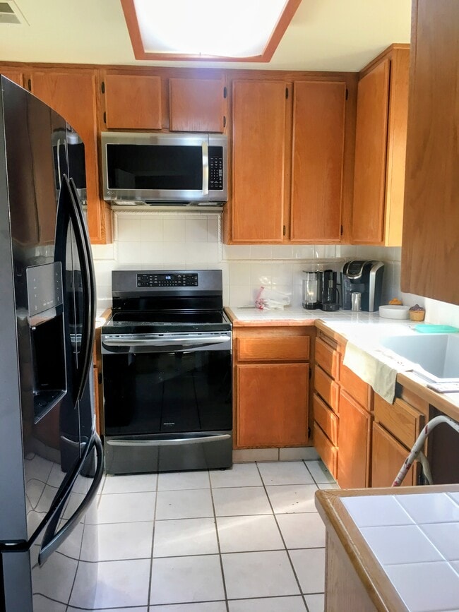 Building Photo - 885 W 56th St