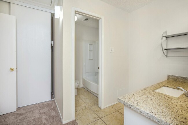 Foto del edificio - 2611 Grants Lake Blvd