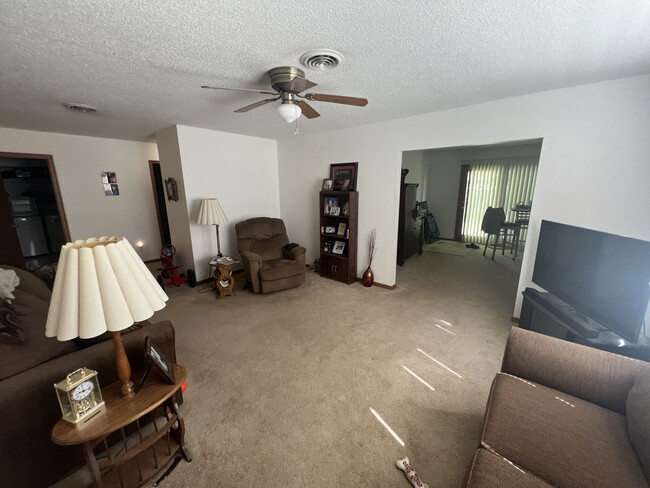 Building Photo - 1407 Roberta Dr
