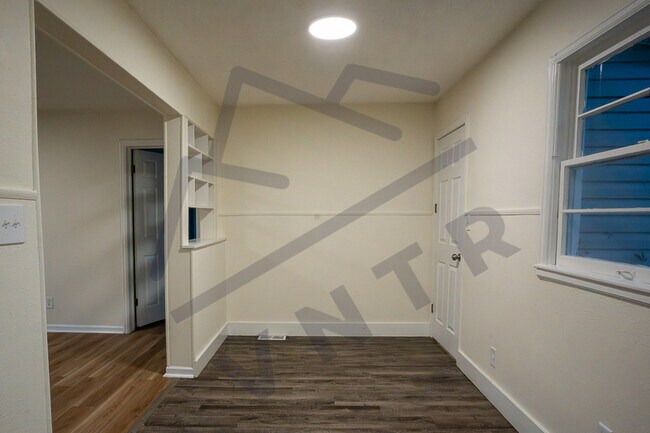 Building Photo - 1921 S Vine St