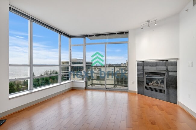 Foto del edificio - Stunning 2-Bed Corner Condo with Water and Mountain Views