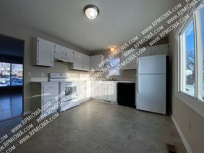 Building Photo - CHARMING DUPLEX! 3 Bedroom and 1.5 Bathroo...