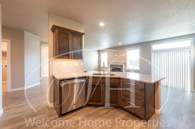 Building Photo - Brand NEW Home!  Overlooking the Golf Course!