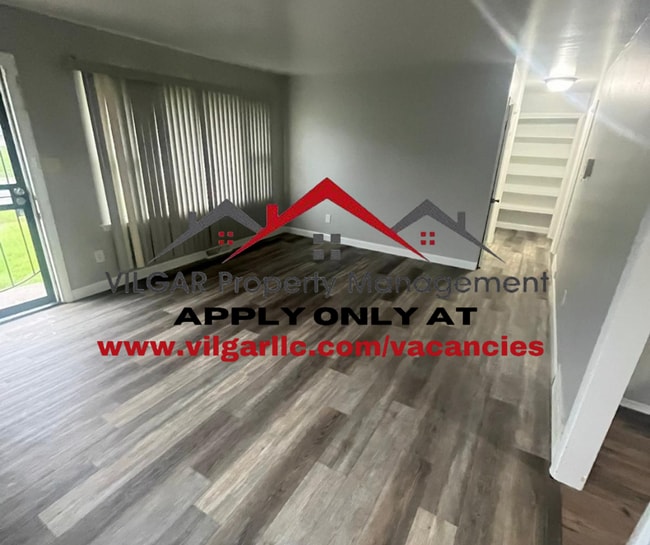 Building Photo - 10 room home! 4 bed bed, 1.5 bath in Gary, IN
