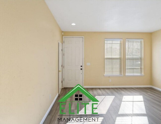 Building Photo - **Spacious 4-Bedroom, 2.5-Bath Home with L...