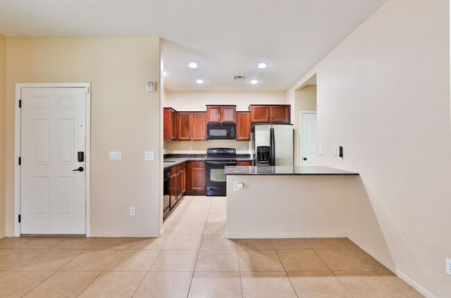 Building Photo - 3 bed/2.5 bath Condo in Gilbert’s Lofts in...
