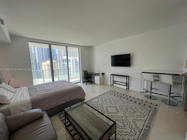 Building Photo - 1300 Brickell Bay Dr
