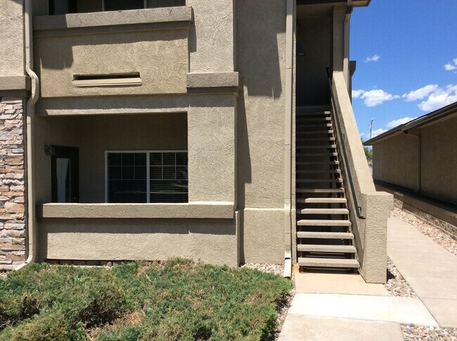 Building Photo - 2 bedroom Condo in a gated community. 1 Ca...