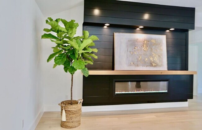 Building Photo - Executive Lease Near Preston Hollow  - Chef's Kitchen, Gated Drive & Spacious Patio