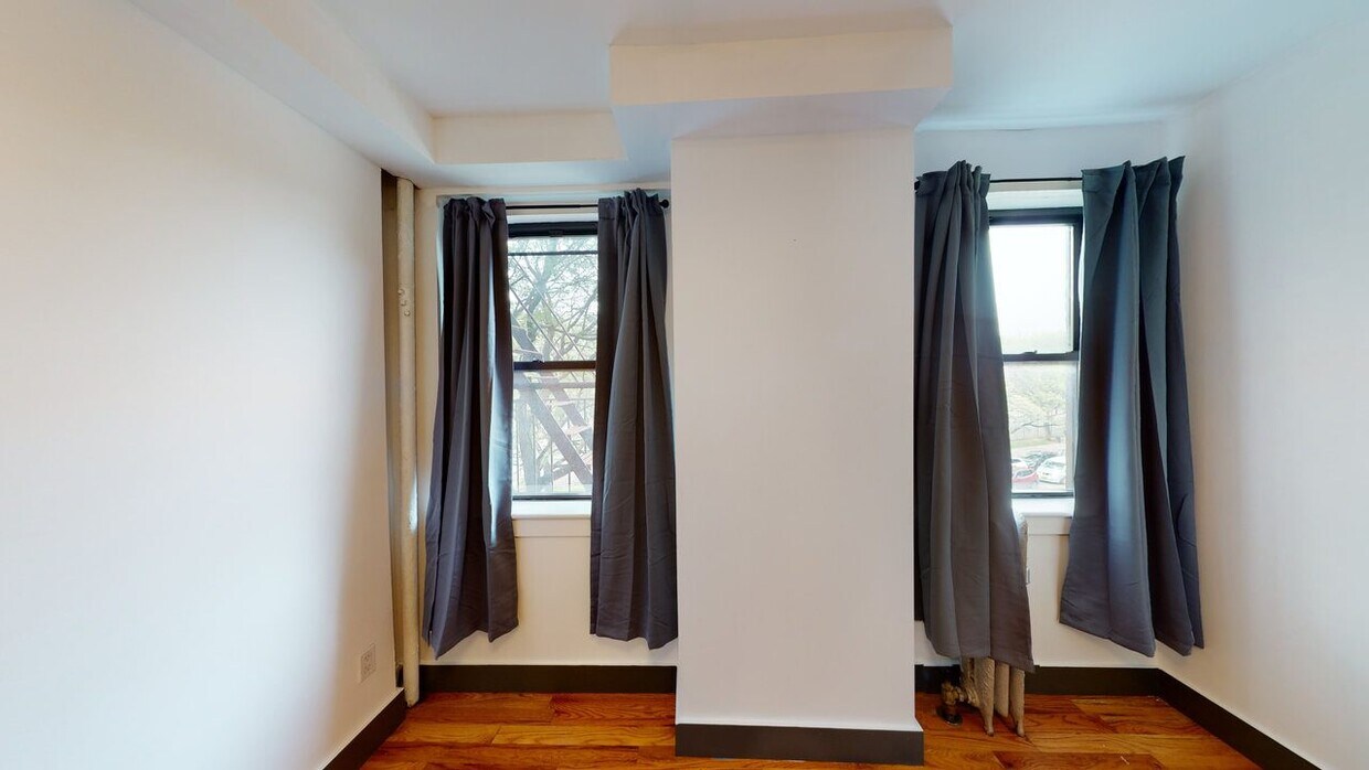 Primary Photo - Queen room in 5-bed/2.0-bath Home