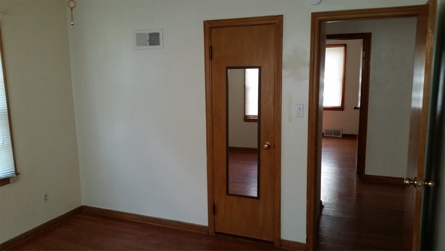 Building Photo - 617 Bertrand St