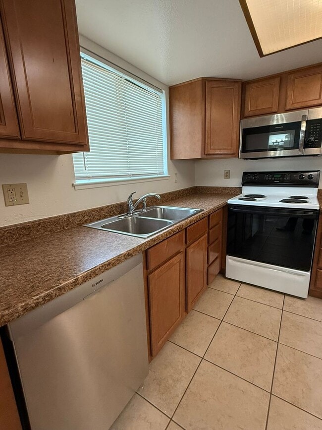 Building Photo - 1191 Rayburn Dr