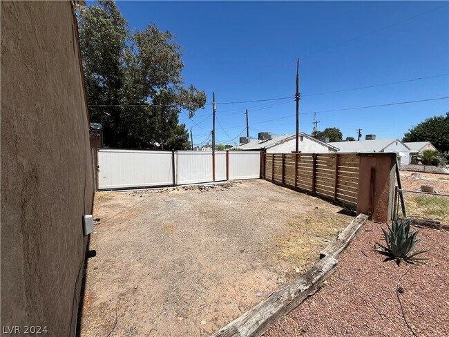 Building Photo - 1617 Thelma Ln