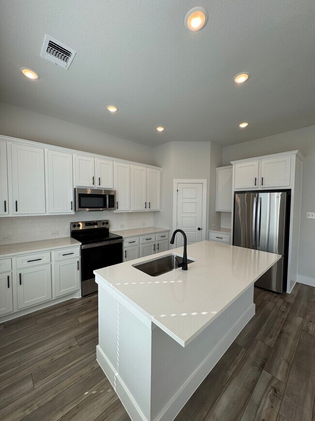 Foto del edificio - 700 N William E Crawford Ave