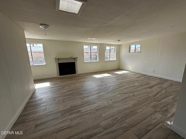 Building Photo - 1405 Prairie Dr