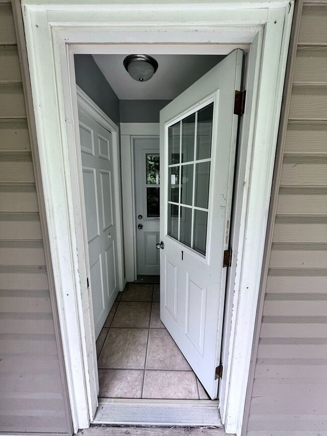 Building Photo - 2 Bedroom / 1 Bathroom Main Floor Unit – All Utilities & Parking Included – $1,849/month