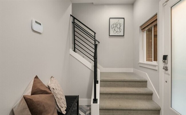 Foto del edificio - Stunning 4-bedroom, 3.5-bath end-unit town...