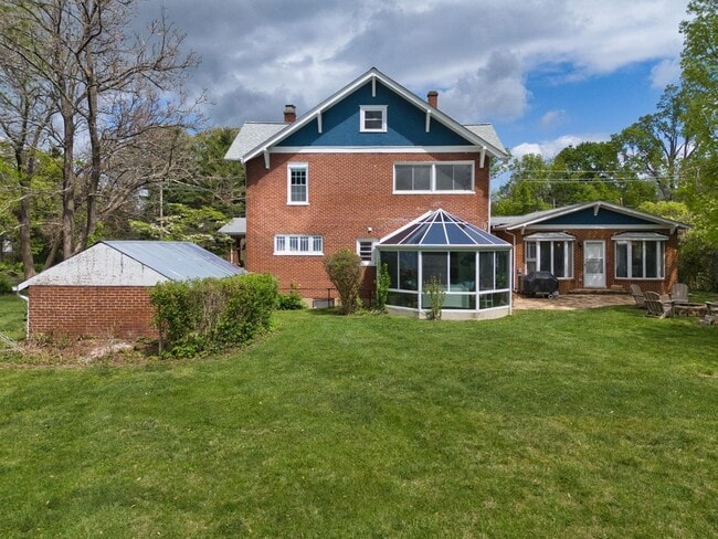 Building Photo - Spacious Living in a Prime Christiansburg ...