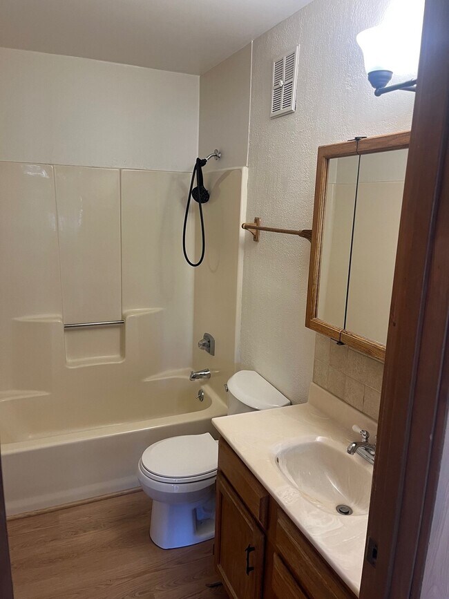 Baño - 604 Aspen Ave