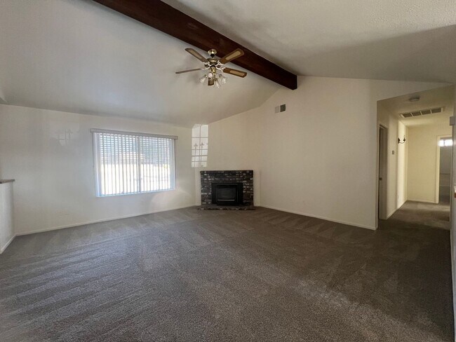 Foto del edificio - 3 bedroom and 2 bathroom home! Will be ava...
