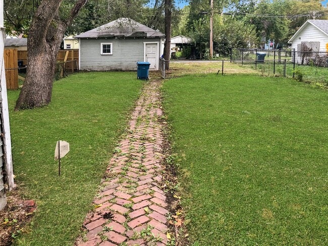 Building Photo - Charming Updated 2 Bedroom Home with New F...