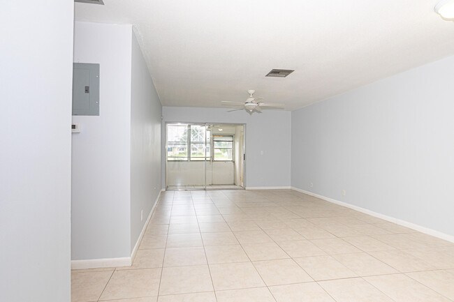 Building Photo - 2804 Crosley Dr E