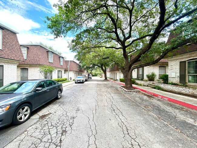 Foto del edificio - MOVE IN SPECIAL Upstairs Condo with Premium Amenities & Hardwood Floors!