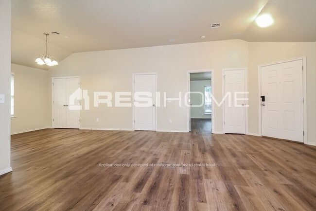 Foto del edificio - COMING SOON! Anticipated move-in ready dat...