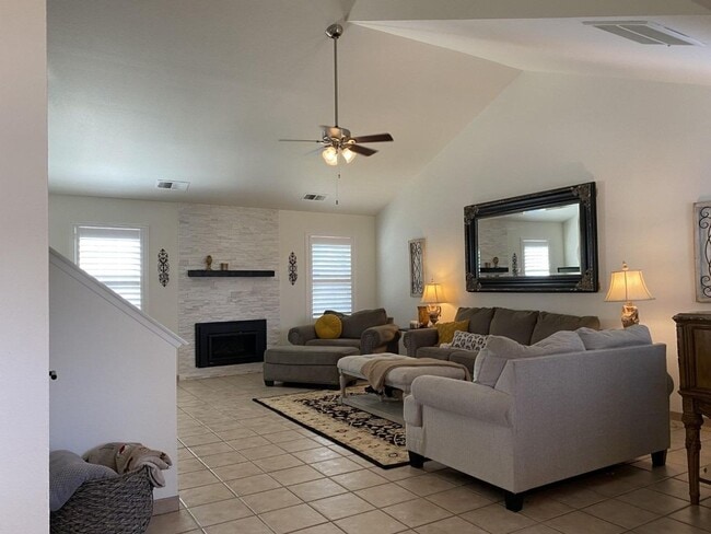 Building Photo - For Rent: Beautiful 3 Bed / 2.5 Bath Home ...